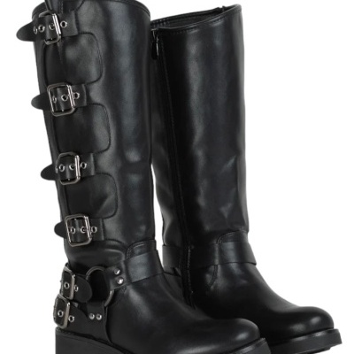Botas pretas de cano alto com fivelas decorativas e fecho de correr