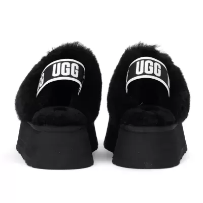 Chinelos UGG pretos com pelúcia e sola espessa.