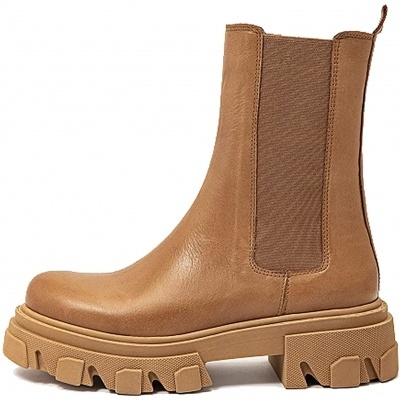 Bota castanha clara em couro com sola espessa e elástico lateral