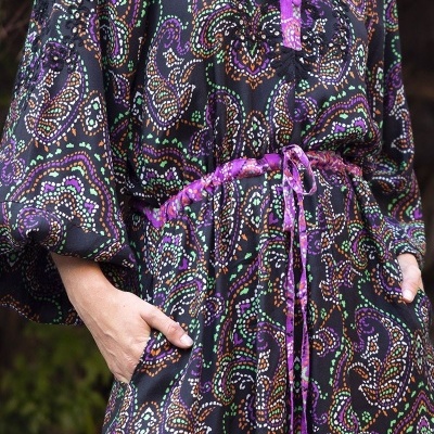 Vestido comprido com padrão colorido, mangas largas e cordão na cintura