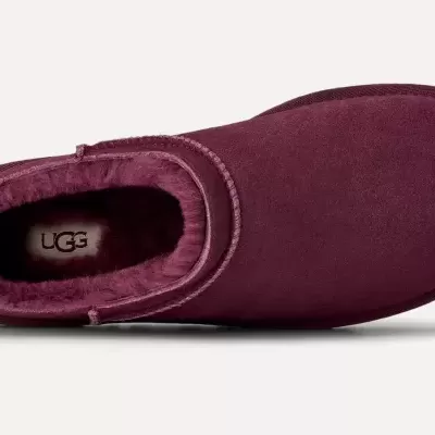 Chinelo tipo pantufa UGG vinho com interior peludo e etiqueta UGG