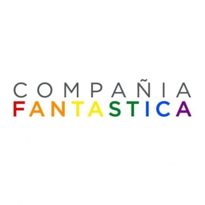 Logotipo com texto 'COMPAÑIA FANTASTICA' em cores e fundo branco