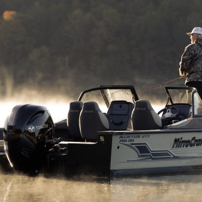 Barco de pesca com motor Tohatsu e homem a pescar
