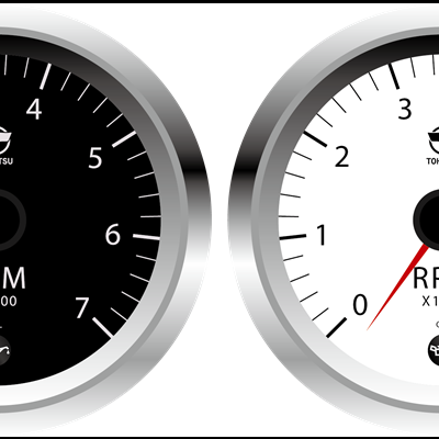 Dois tacómetros, um com fundo preto e outro com fundo branco, com numeração e texto RPM X 1000 e logótipo TOYATU