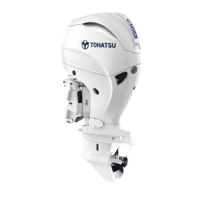 Motor de popa branco da marca TOHATSU com hélice metálica