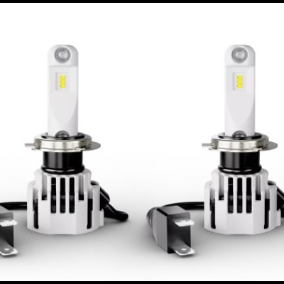 Par de lâmpadas LED para faróis com dissipadores de calor, fundo branco