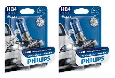 Duas lâmpadas automotivas Philips HB4 em embalagem azul com carro ao fundo