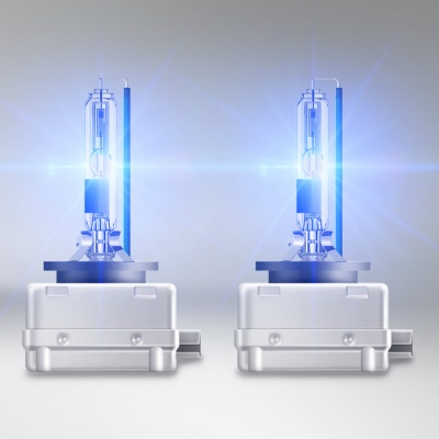 Dois faróis automóveis halogéneos com luz branca