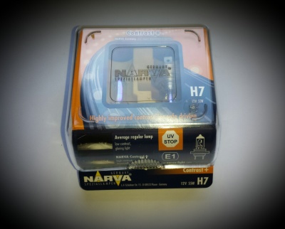 Embalagem de lâmpada H7 da marca Narva com texto técnico e proteção UV