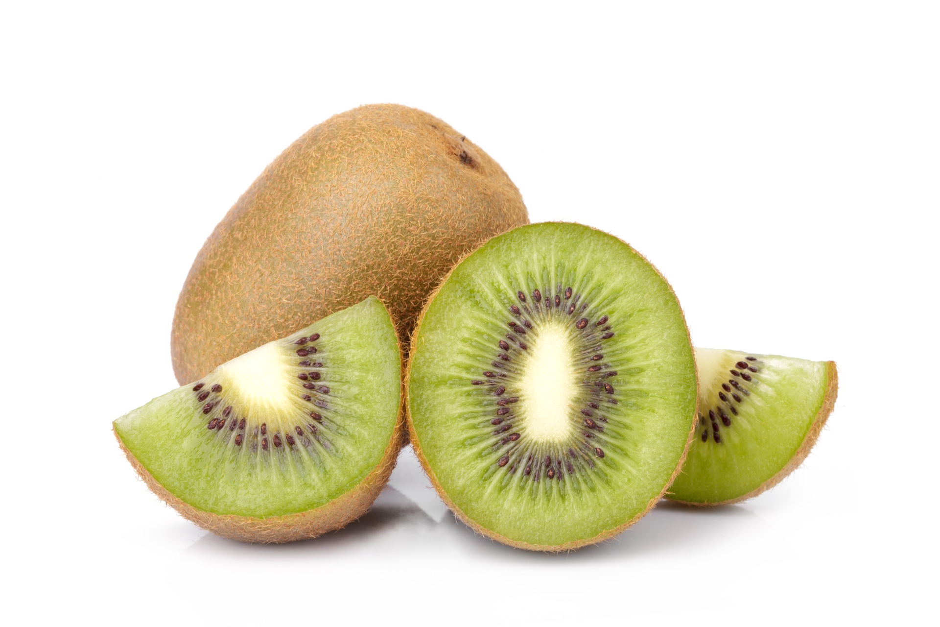 KIWI HAYWARD Kiwi inteiro e cortado com polpa verde e sementes pretas