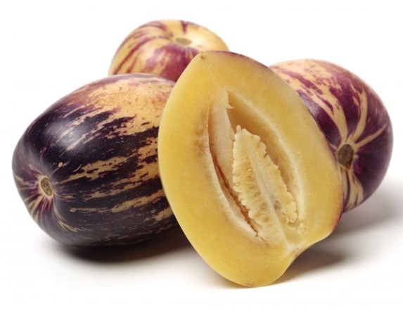 PÊRA MELÃO ROXA Frutas pepino roxas e amareladas listradas, uma cortada ao meio mostrando sementes