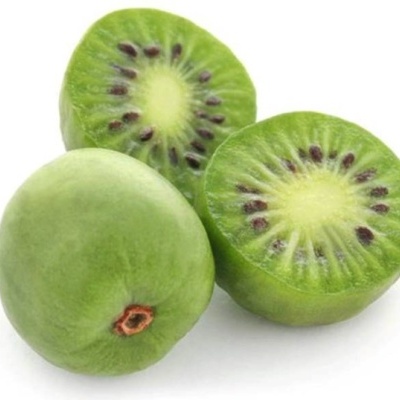 Três kiwis verdes, dois cortados ao meio e um inteiro com pele lisa