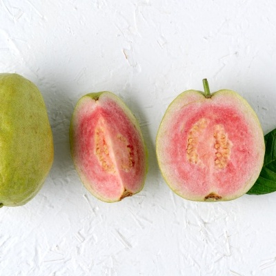 Frutas goiaba e uma folha sobre fundo branco