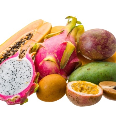 Frutos tropicais variados frescos num fundo branco