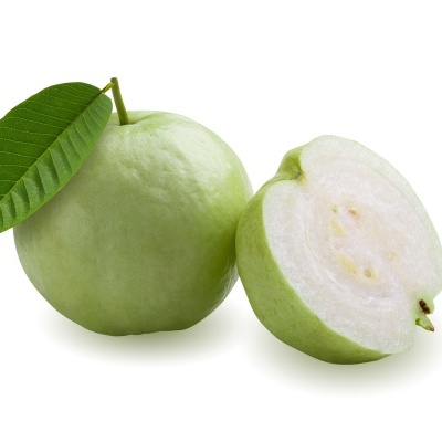 goiaba verde inteira com uma folha e uma metade com polpa branca
