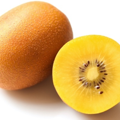 Kiwi dourado inteiro e cortado com polpa amarela visível