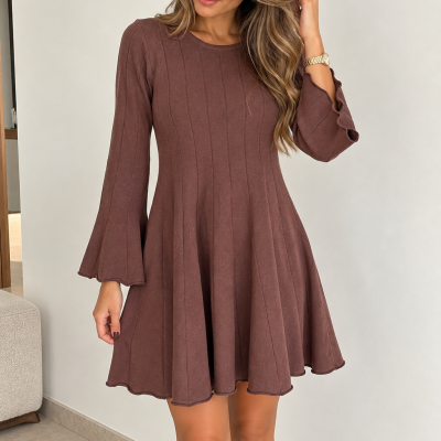 Vestido castanho canelado com mangas compridas e folho, usado com botas marrons em ambiente interior.