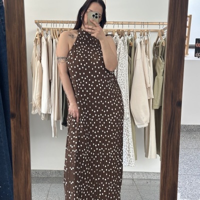 Mulher a vestir vestido comprido castanho de bolinhas brancas, a tirar foto em espelho
