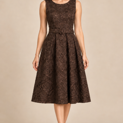 Vestido midi castanho escuro com padrão floral em relevo e cinto, mulher com sapatos de salto bege