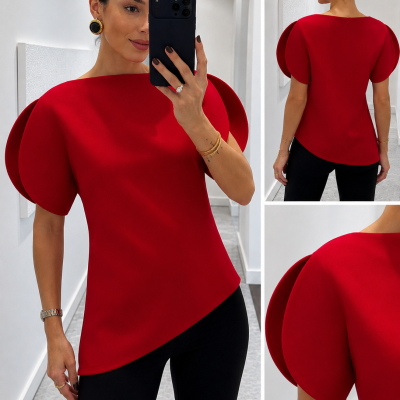 Blusa vermelha com mangas arredondadas e design assimétrico vista de frente e costas numa sala branca