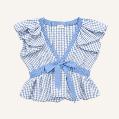 Blusa azul de quadrados com babados e laço