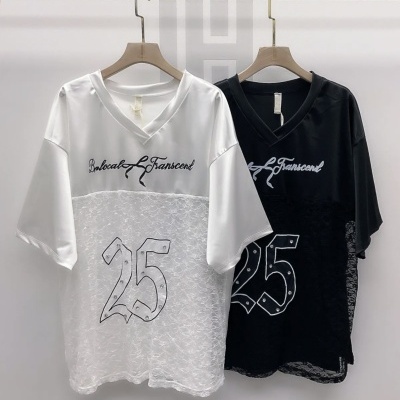 Duas t-shirts preta e branca com números 25 e texto 'Boldcat Transcent' em cabides