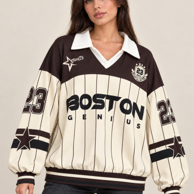 Sweatshirt desportiva creme com riscas castanhas e texto BOSTON GENIUS