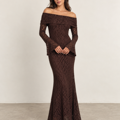 Vestido comprido castanho de renda com decote ombro a ombro e mangas compridas