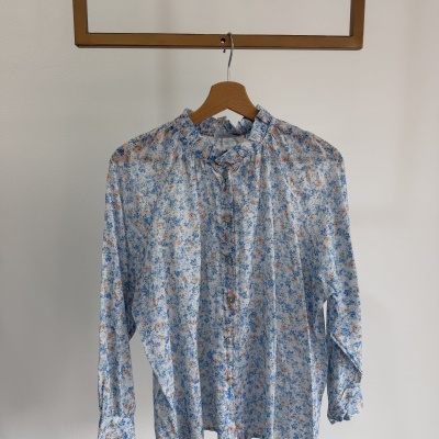 camisa feminina leve padrão floral azul e rosa com botões