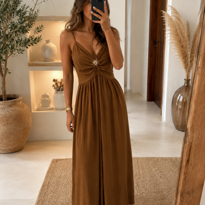 Vestido comprido castanho com detalhe de fivela dourada e alças finas
