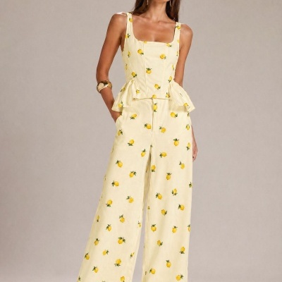 Macacão amarelo claro com estampa de limões em modelo feminino
