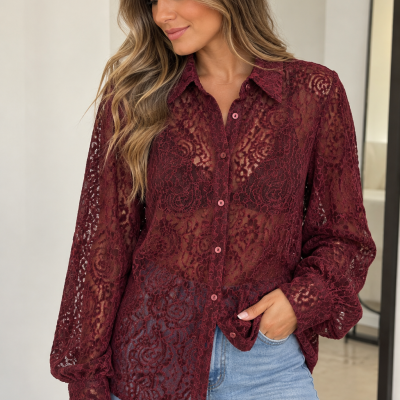 Camisa feminina de renda vinho com padrão floral e botões, usada com jeans azul claro