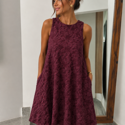 Vestido vinho texturizado com padrão floral e bolsos laterais