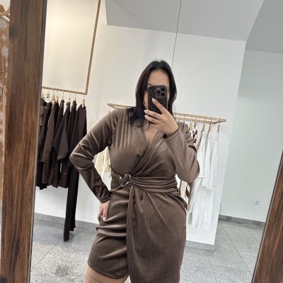 Vestido curto castanho com cinto e fivela em forma de coração
