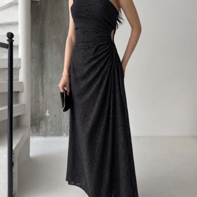Vestido preto longo com um ombro só e sapatos de salto alto castanhos