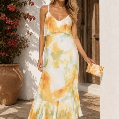 Vestido longo feminino com padrão tie-dye colorido e alças finas