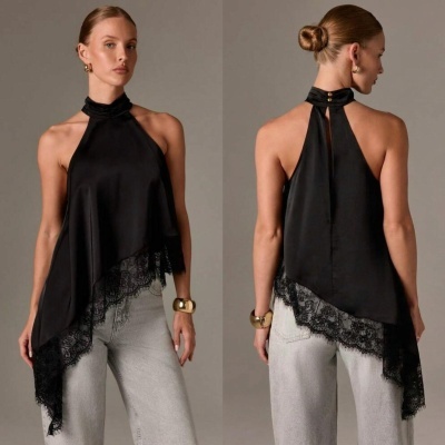 Top feminino preto com renda preta na parte inferior e calças jeans claras