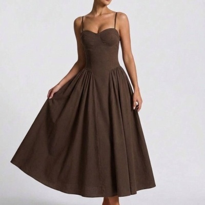 Vestido midi castanho de alças finas e saia rodada usado por modelo