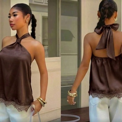 Top feminino castanho em cetim com laço nas costas e renda na bainha inferior