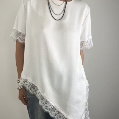 T-shirt branca com renda nas mangas e barra e calças de ganga