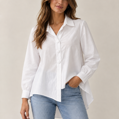 Blusa branca de algodão com botões forrados e corte assimétrico com jeans azul claro