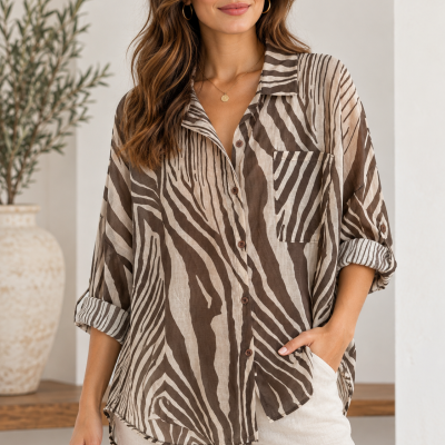 Blusa feminina animal print castanha e bege com calças claras