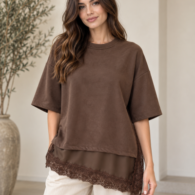 T-shirt castanha com detalhe em renda na parte inferior