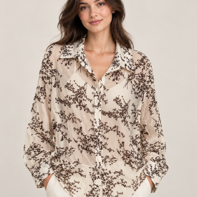 Blusa feminina transparente bege com padrão de ramos castanhos