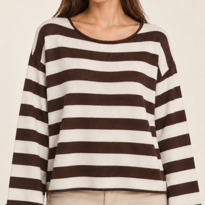 Sweatshirt feminina às riscas castanhas e brancas com calças bege claras
