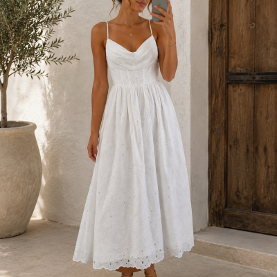 Vestido branco comprido com alças finas e detalhes perfurados