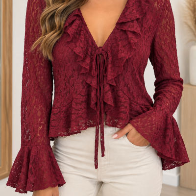 Blusa de renda vinho com folhos e amarração combinada com calças claras