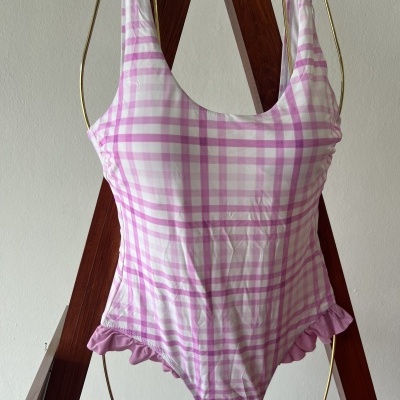 Fato de banho xadrez lilás e branco com folhos