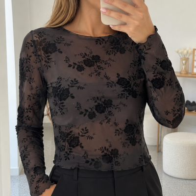 Top preto transparente com padrão floral e calças pretas