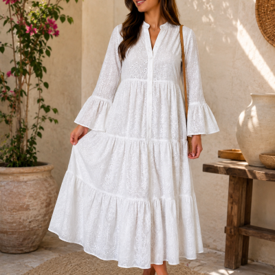 Mulher com vestido comprido branco de bordado inglês e sandálias castanhas
